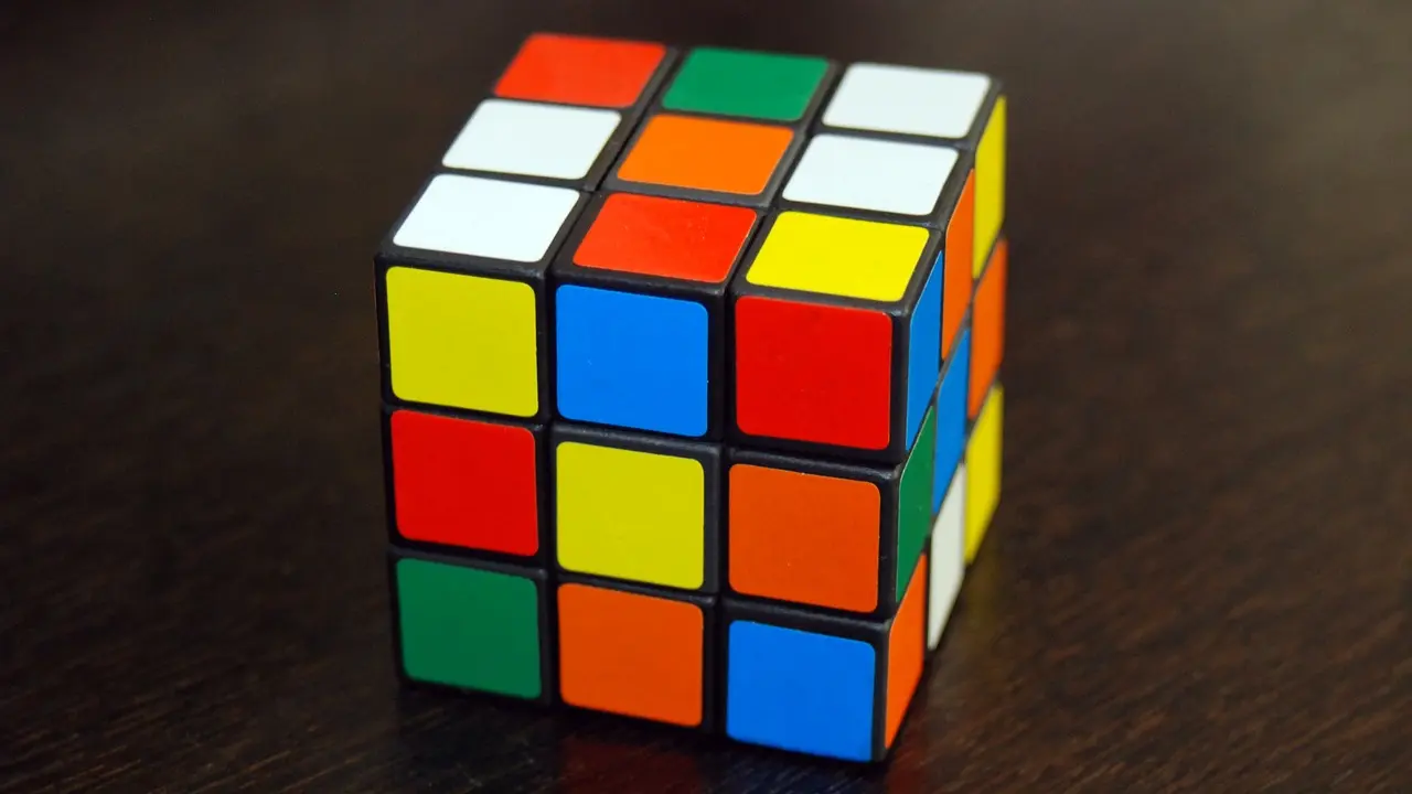 Guide pour résoudre Rubik's Cube.